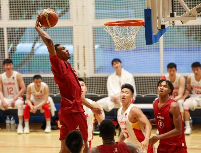 第93分钟，马丁内斯为阿根廷国家队队友加纳乔压腿。
